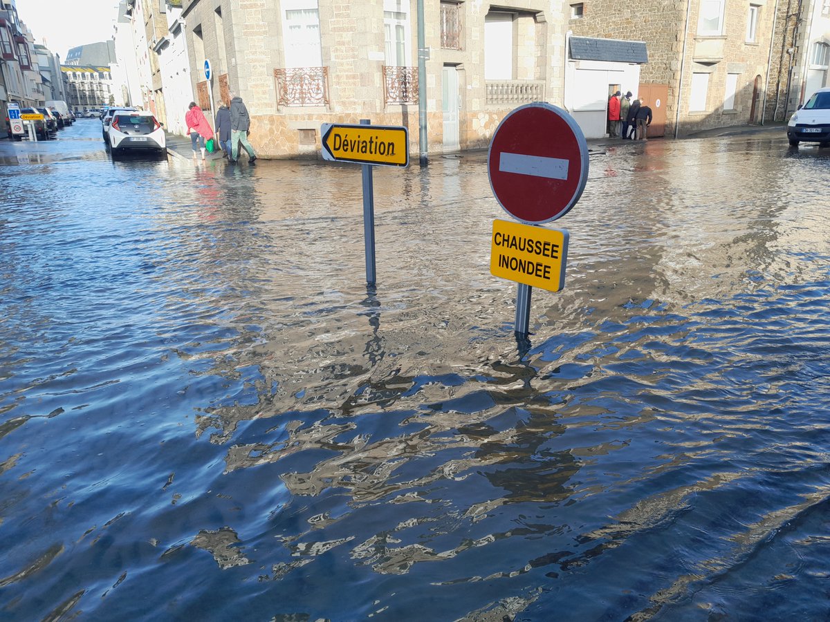 DavidPoncet's tweet image. Les "joies" de la submersion
#TempêtePierrick #SaintMalo