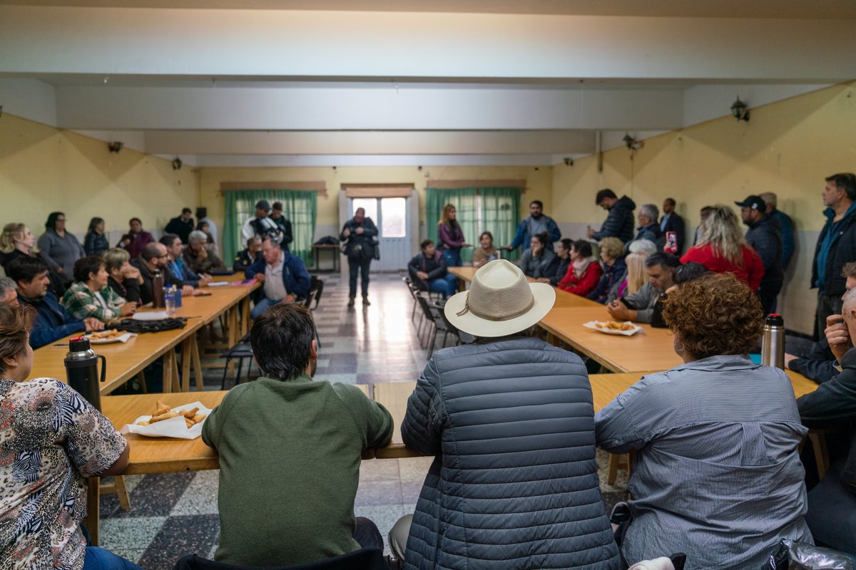 Recorrer, escuchar y resolver ✍️🏻 Con el gobernador @NachoTorresCH nos reunimos con vecinos de la zona norte de #Comodoro para atender las distintas demandas de los barrios y avanzar con soluciones concretas.