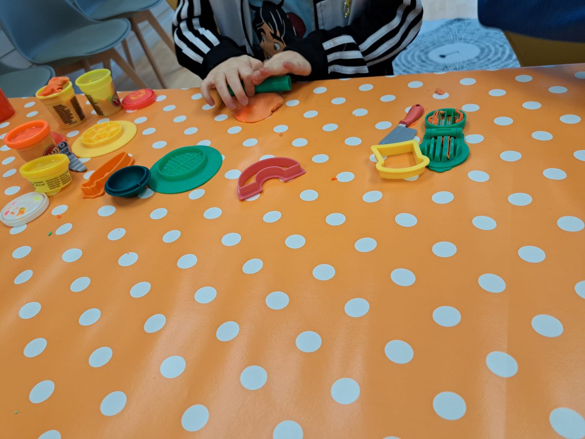 This afternoon at our family session at The Bosie, we made chocolate brownies, chocolate chip cookies, and spaghetti bolognese. There was some playdough modelling going on, too - playdough chicken wings, anyone? 🤣