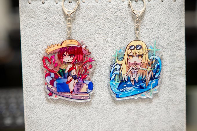 水着ホムヒカアクキーが出来上がってきた!!グッズはイラストが現実世界に降臨した瞬間が最高にテンション上がります!!🤩
近々ちゃんと商品写真撮ってBOOTHに置く予定!あと品切れてるアクキーも全部再版したのでそっちも補充予定なのでよろしくね🙏✨✨ 