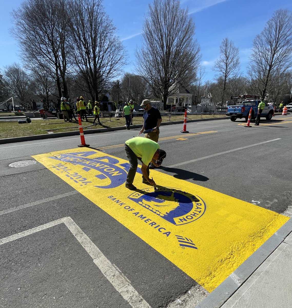 Crews are painting the ⁦@bostonmarathon⁩ starting line in Hopkinton on this glorious spring morning. @baa #boston128 ⁦@BankofAmerica⁩ ⁦@WMMajors⁩