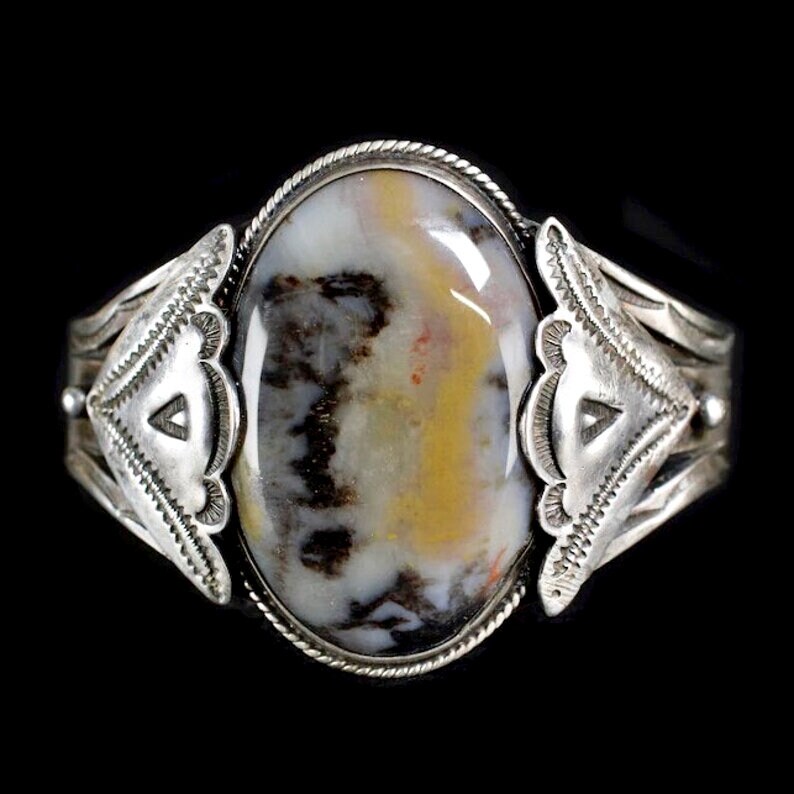 Vintage Native American Navajo Sterling Silver Agate Cuff Bracelet farriderwest.etsy.com/listing/162927… Available at far-Rider-West.com 
#nativeamerican #navajo #indianjewelry #estatejewelry #1960s #Navajojewelry #uniquejewelry #vintagejewelry #cowgirl #cuffbracelet