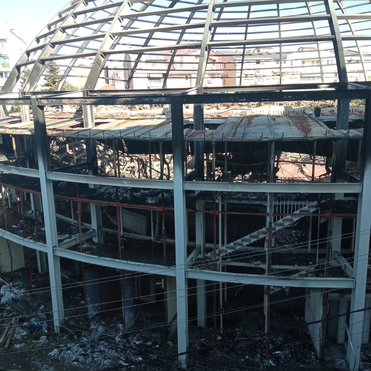 Ona sto ostana od Univerzalna Sala, a site stanovi so skrseni prozori, istopeni roletni, pvc stopeni, izvitopereni, katastrofa, fala bogu nema zrtvi