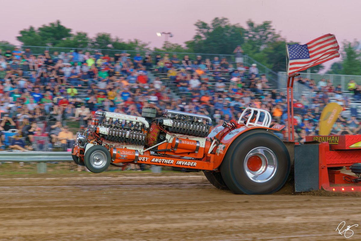 This #tractortuesday is a little louder than most! Allison V12s make an absolutely beautiful noise. They're the only mod engine combo that I'll listen to without earplugs. Allison fans, stand up and be counted! 🙌🏻 Show me a picture of your loudest tractor! #tractorpulling