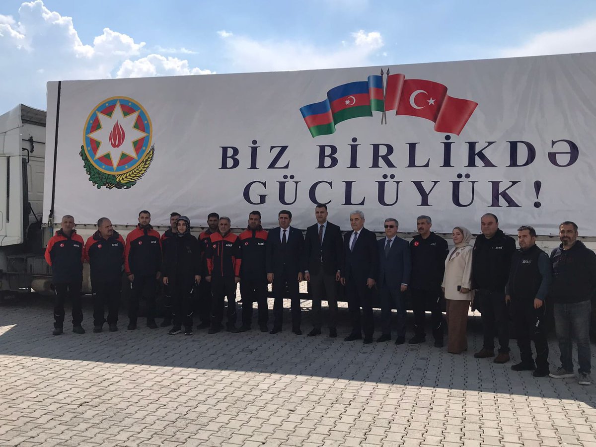 TEK MİLLET İKİ DEVLET 🇦🇿🇹🇷
Azerbaycan Diaspora Komitesi Destek Fonu tarafından hazırlanan, içerisinde gıda kolisi bulunan 1 tır yardım malzemesi kentimize ulaştı.
Heyet öncelikle Sn. valimiz Ersin Yazıcı'yı ziyaret etti. #bizbirliktegüclüyüz