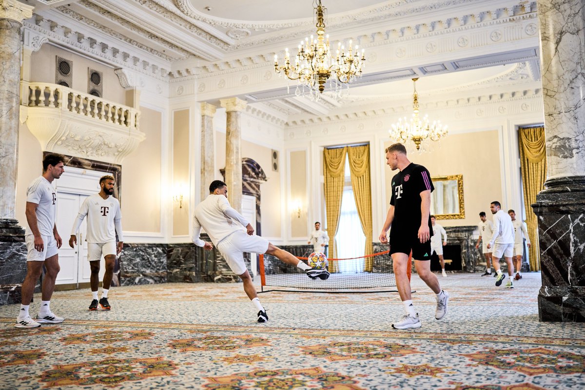 A ti tu madre no te deja jugar con tu sobrino en casa con una pelotita porque dice que vas a romper algo. Mientras, los jugadores del Bayern en un hotel del siglo XIX: