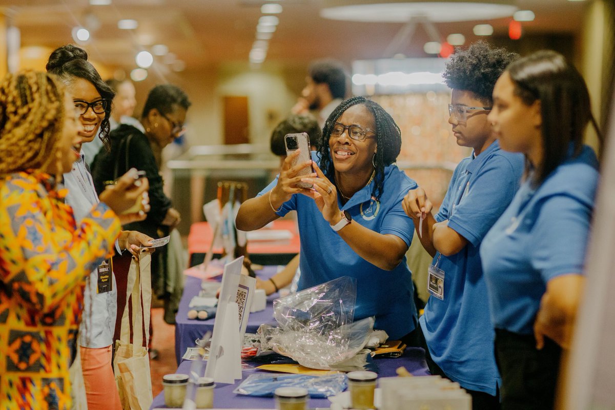 We love support from educators! Last year @PHCSE’s students joined us to showcase their businesses. Interested in showcasing yours? Become an exhibitor: stateofblacklearningconference.com/become-an-exhi…