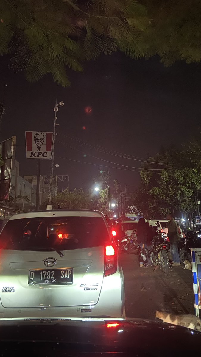 Jadi di cimahi akses jalan untuk mobil menuju gandawijaya di depan cimahi mall ditutup, jadinya dipaksa lewat pojok, ya kira2 aja pojok jalannya sekecil itu, mobil yang lewat banyak, ya jadinya bukan macet lagi tapi stuck. <a href="/infocimahico/">infocimahi.co</a>