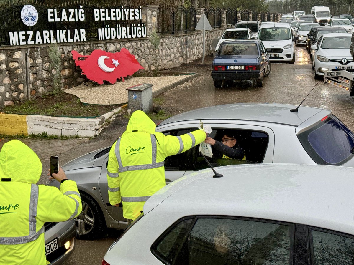 📍Asri Mezarlık Arefe günü münasebetiyle mezarlık ziyareti yapan vatandaşlarımıza Cumhurbaşkanımız Sn. @RTErdogan'ın ve Belediye Başkanımız Sn. @sahin_serifoglu'nın selamlarını ilettik. Elazığ AK Gençlik ailesi olarak gelenekselleşen etkinliğimiz kapsamında 2023 adet çam fidanı…