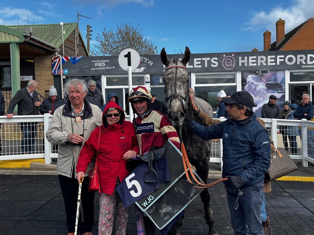 RACE 3 RESULT - Enjoy @TheRacingApp For Free Handicap Chase 🥇 Village Master 🥈 Jack Doyen 🥉 Supasunrise A quickfire double 🔥 for @james_bowen_ and @wgreatrexracing for owners Bryce & Eynon