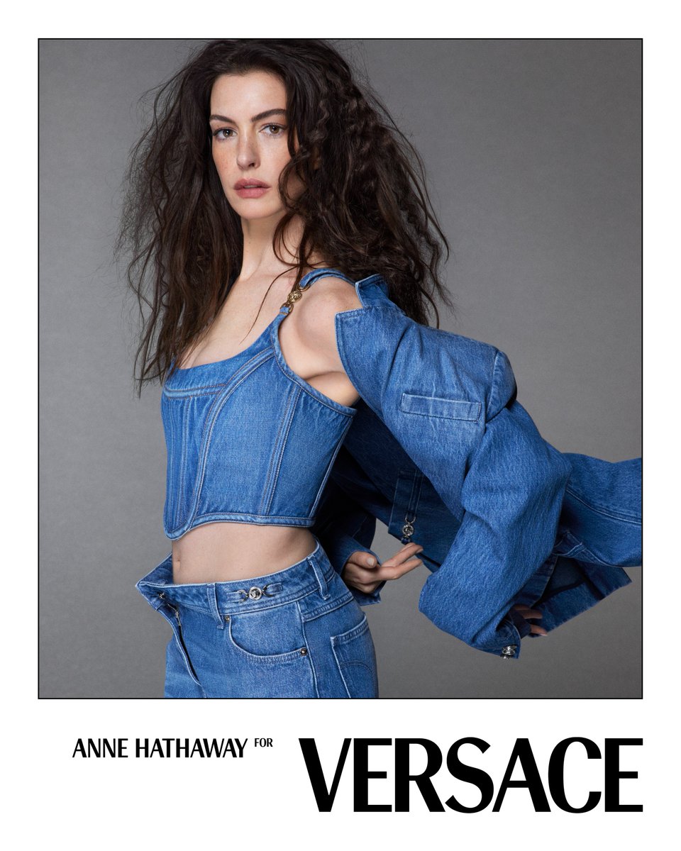 Anne Hathaway for #VersaceIcons

The timeless wardrobe of iconic Versace design

Photography by Mert & Marcus

#Versace
#AnneHathaway