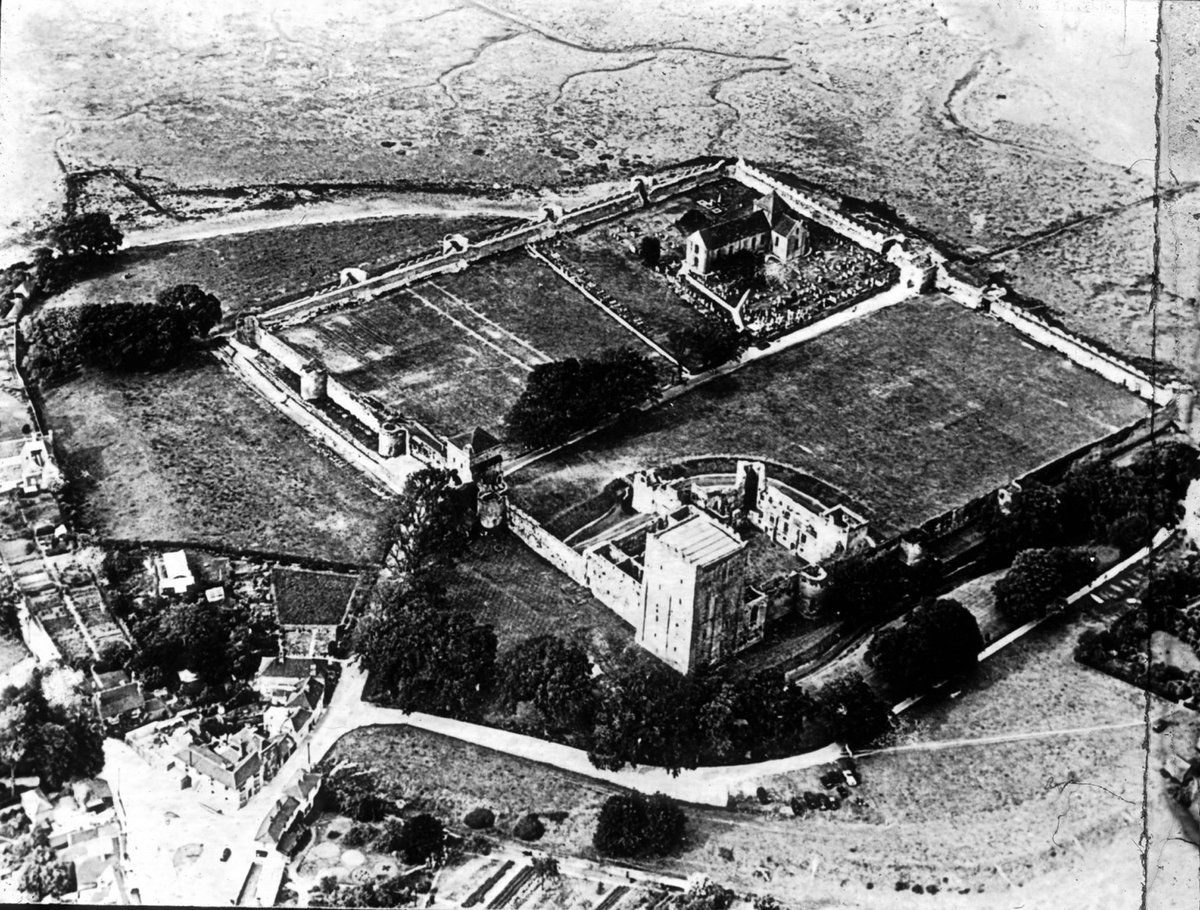Aerial view of Portchester Roman fort #RomanFortThursday romansociety.org/Imago/Image-De…
