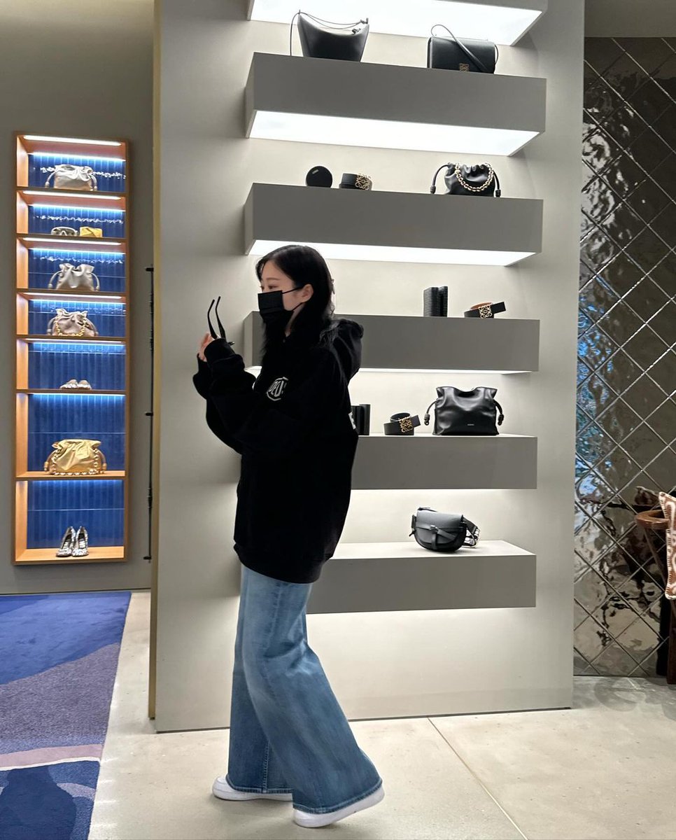 Giselle went to LOEWE Boutique in Japan 🥹