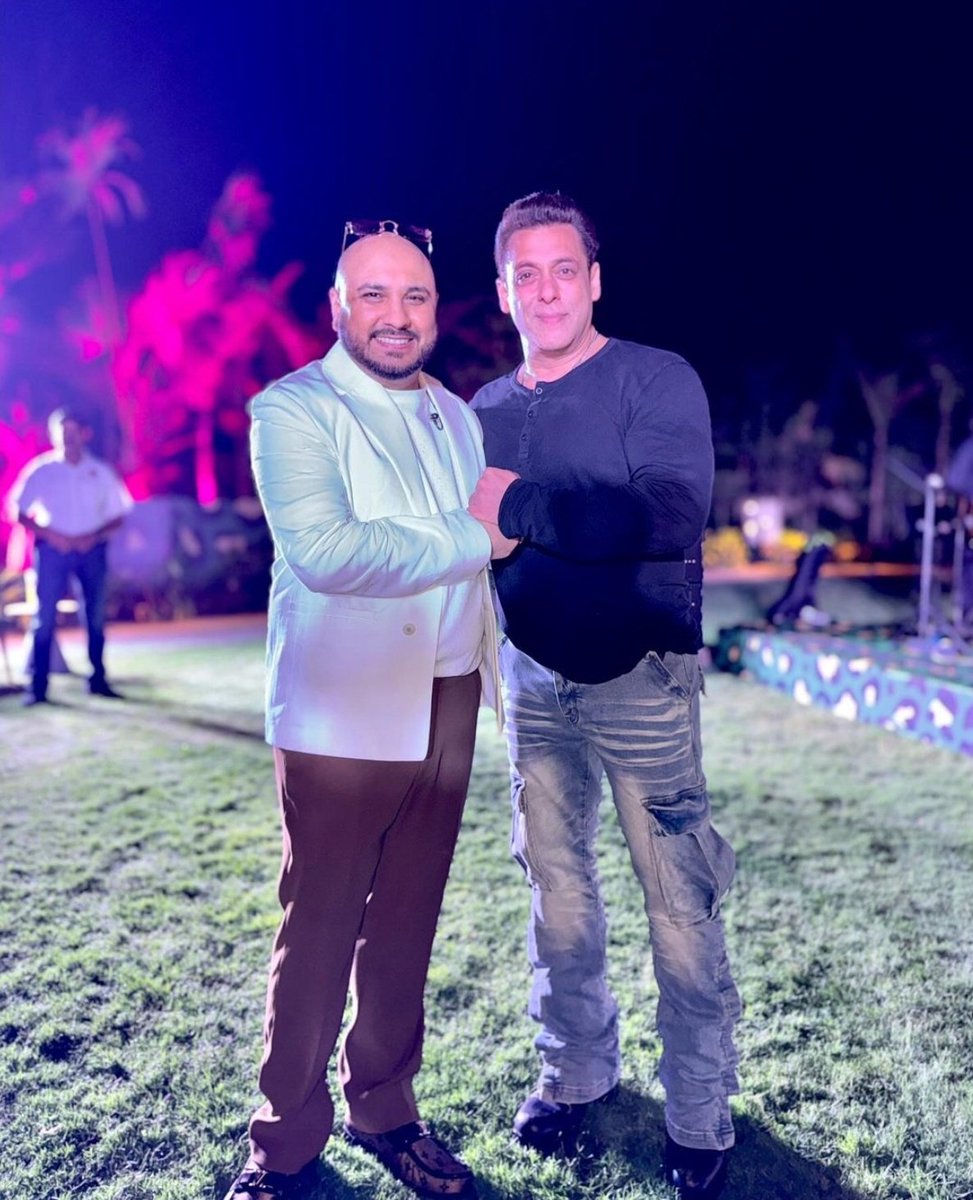 Letest Pic : Dashing and Handsome MEGASTAR Salman Khan with B Praak...❤️❤️‍🔥🥰
#SalmanKhan #BPraak #BrithdayParthy