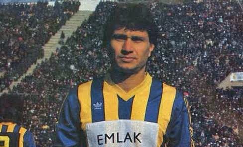 Yıl 1988.. Dönemin GS Başkanı Ali Tanrıyar şampiyonluk kutlamasında "GS'yi sevmeyen ölsün" demiş, bu konu F. Bahçe'de forma giyen Nezihi Tosuncuk'a sorulduğunda "FB'yi seven de sevmeyen de ölmesin" diye cevaplamıştır.. şu günlere uygun düşen bir anekdot, kolay efsane olunmuyor !!