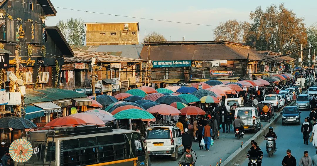 RadioChinarFM's tweet photo. Glimpses of busy markets in kashmir ahead of #eidulfitr2024 

#Eid_Mubarak https://t.co/QZnmV8ypze