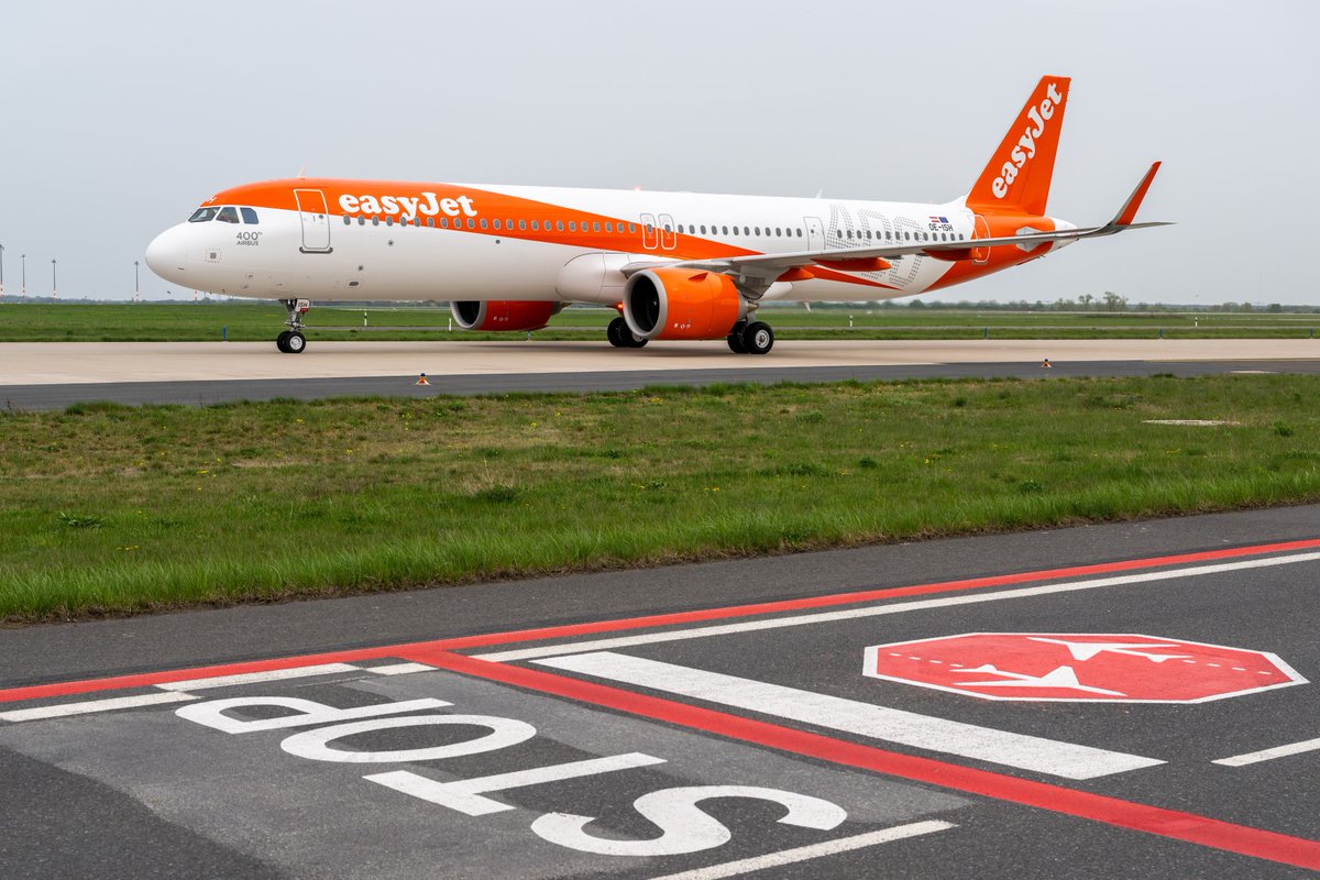 Welcome to BER! 👋 @easyJet has received its 400th Airbus. 🍾 Its maiden flight was to BER, where it is being prepared for commercial use in the easyJet maintenance hangar. ➡️ ber.social/3UbA8Du