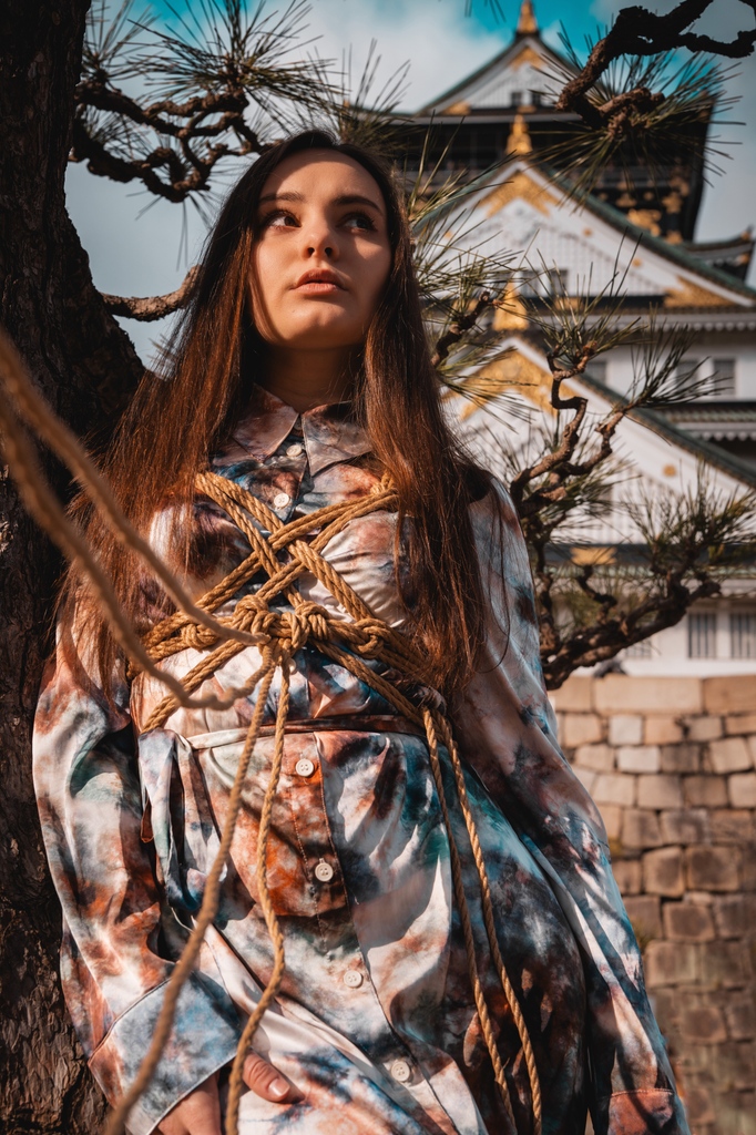 VoudouRopes's tweet photo. Osaka Castle 🏯 shibari with stunning @titiritero_duso ⁠
⁠
⁠
#osakacastle #shibari #artofrope #ropeart #shibariphotoshoot  #juterope #rope #voudouropes #kinbaku #streetphotoshoot #contemporaryart #unusualphotoshoot #緊縛 #縛り  #shibarimodel #shibarilove #shachihoko https://t.co/tGr3ZES2Vl
