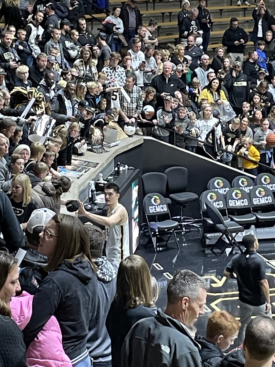 81_beans's tweet image. What a ride!  Thank you @BoilerBall for an amazing an unforgettable season w/ this incredible group esp our departing seniors.  @zach_edey- such a class act- staying LONG after every game until all fans are greeted- my son will never forget this!  You clearly get "it". 🚂🆙❤️