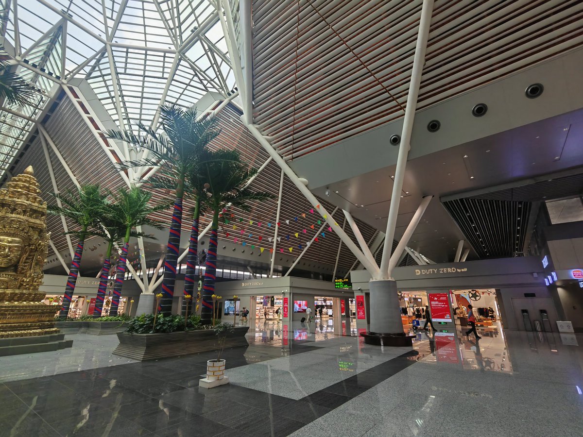 Very glad to visit the modern Siem Reap Angkor International Airport, which was constructed and operated by a Chinese company from Yunnan Province. What a good example showing China's contributions to the connectivity and prosperity in the region!