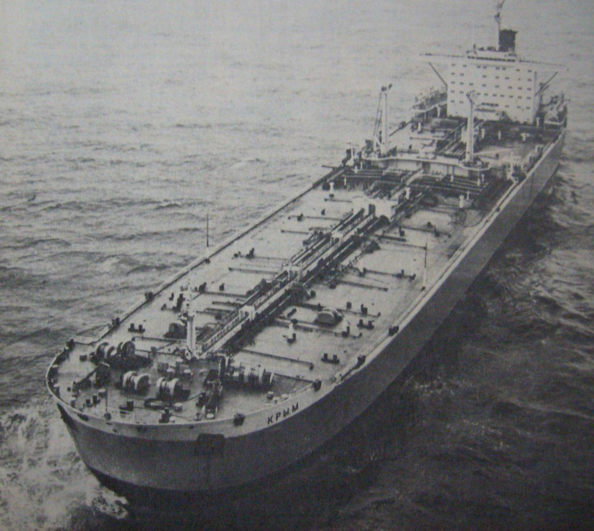 🛳 #OTD in 1974, the first Soviet supertanker #Crimea was launched. She was a true masterpiece of engineering: with a size equal to 3 football fields in length & 8 storey building in height, Crimea managed to easily navigate narrow straits while carrying 150k tonne cargoes!