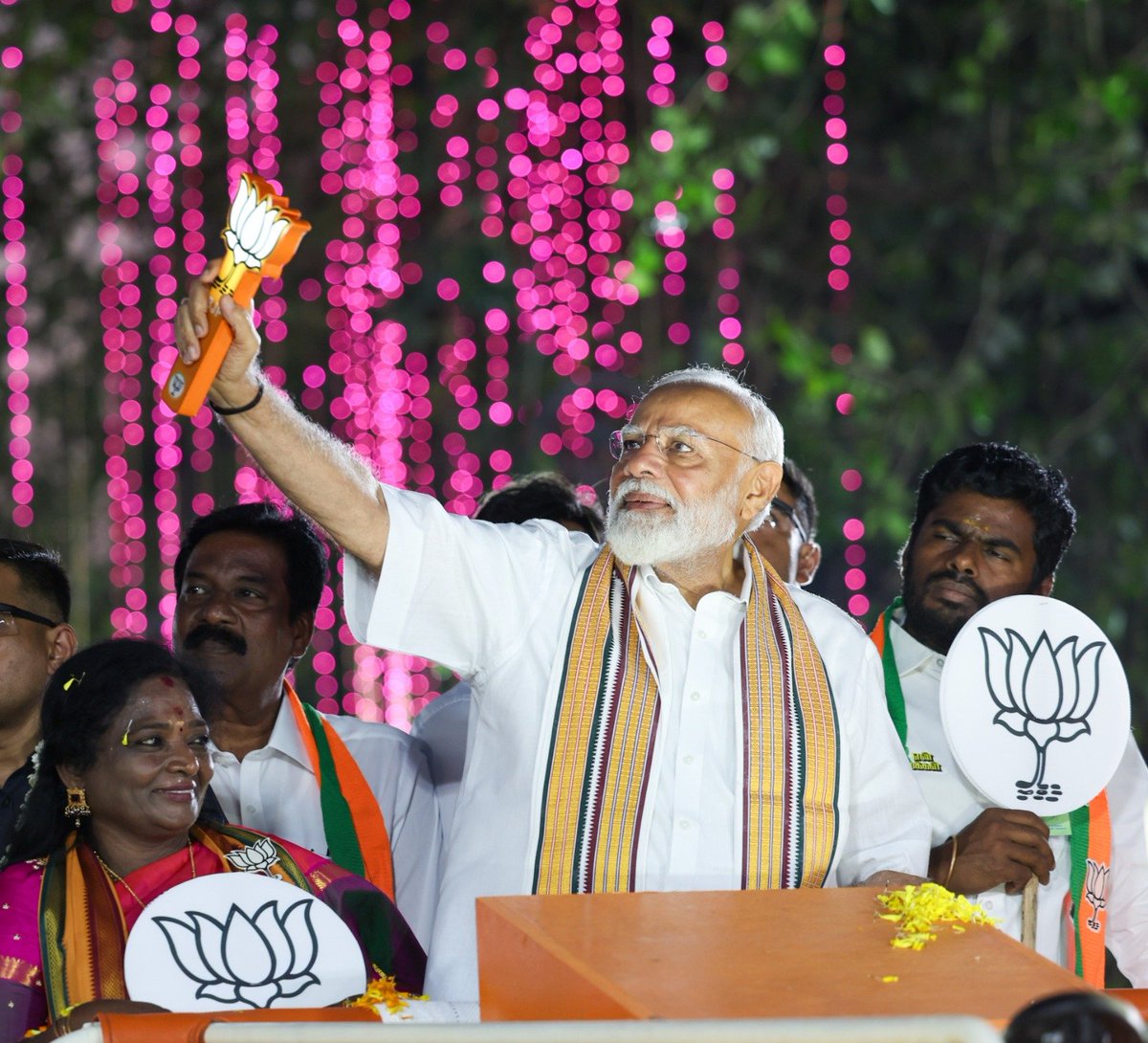 narendramodi's tweet photo. இந்த துடிப்பான நகரத்தின் நலனுக்காக நமது அரசு தொடர்ந்து பாடுபடும் என்று சென்னையைச் சேர்ந்த எனது சகோதரிகள் மற்றும் சகோதரர்களுக்கு நான் உறுதியளிக்கிறேன். கடந்த சில ஆண்டுகளாக, 'வாழ்வை எளிதாக்கும்' முக்கிய திட்டங்களுக்கு அடிக்கல் நாட்டுவதற்கும், திறப்பதற்கும் நான் அடிக்கடி இங்கு வந்துள்ளேன்.
இதன் அடிநாதமாக இருப்பது இணைப்புகள். சமீபத்தில், சென்னை விமான நிலையத்தில் புதிய ஒருங்கிணைந்த முனைய கட்டிடம் திறக்கப்பட்டது. வரும் காலங்களில் எழும்பூர் ரயில் நிலையம் உட்பட இங்குள்ள ரயில் நிலையங்கள் புதுப்பிக்கப்படும்.