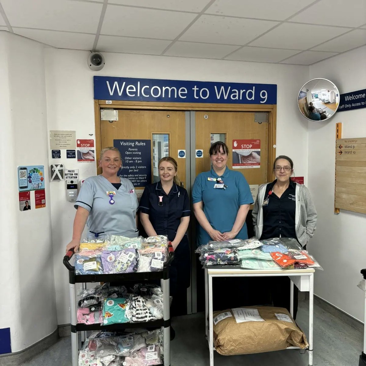 Here's some of the super staff from @Bham_Childrens receiving a donation of pyjamas ♥️ They say, 'We are overwhelmed with such an amazing and generous donation!!! The pyjamas are so lovely and will really make such a difference to our patients.' #Birmingham #charity