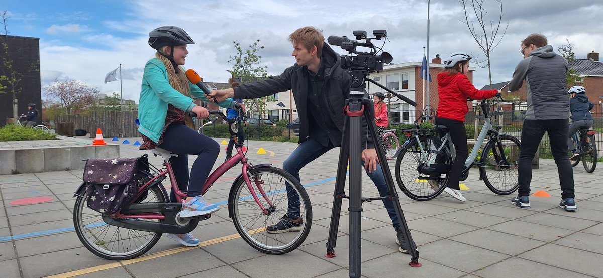 Morgen is het de Landelijke dag van de fietshelm.  Vandaag mocht ik mee op pad, naar Delfzijl waar deze kids info kregen over veilig fietsen en het nut van een fietshelm. Koppie d'r bij dus! #educatie <a href="/provgroningen/">Provincie Groningen</a> <a href="/rtvnoord/">RTV Noord</a>