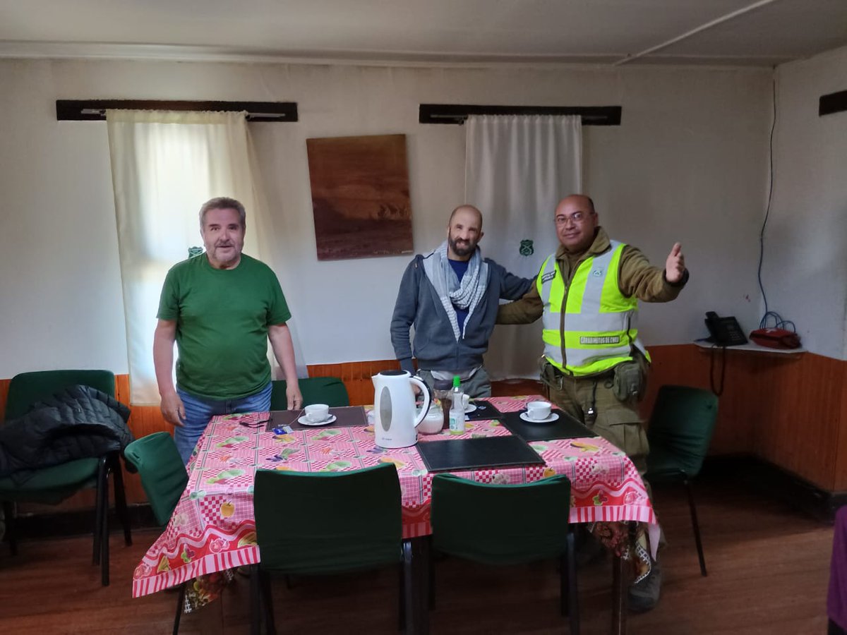 El oportuno llamado al 133 y la rápida respuesta de @CarabArica Retén #Chucuyo, lograron rescatar a turistas italianos que quedaron atrapados en arenales y a -9°C en sector Cotacotani. Ambos ya están estables, atendidos en el destacamento y por personal médico de Putre👮🏼‍♂️🚔