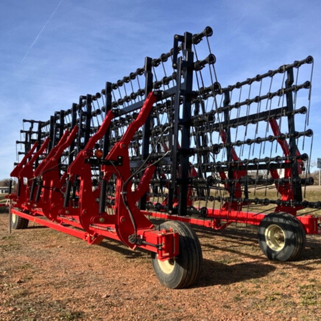 Looking for an effective way to break and distribute straw, level your fields, minimize weeds, and incorporate granular application all in one go? Our Heavy Harrows are precisely what you need. Get the job done the #RiteWay. 🙌