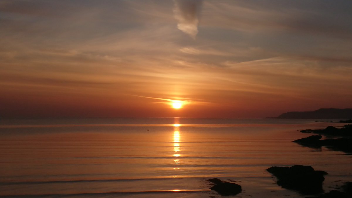 TJTToTaL's tweet photo. #TravelTuesdayChallenge

Nothing beats a sunrise on the coast of Ireland https://t.co/DMg0tMGofV