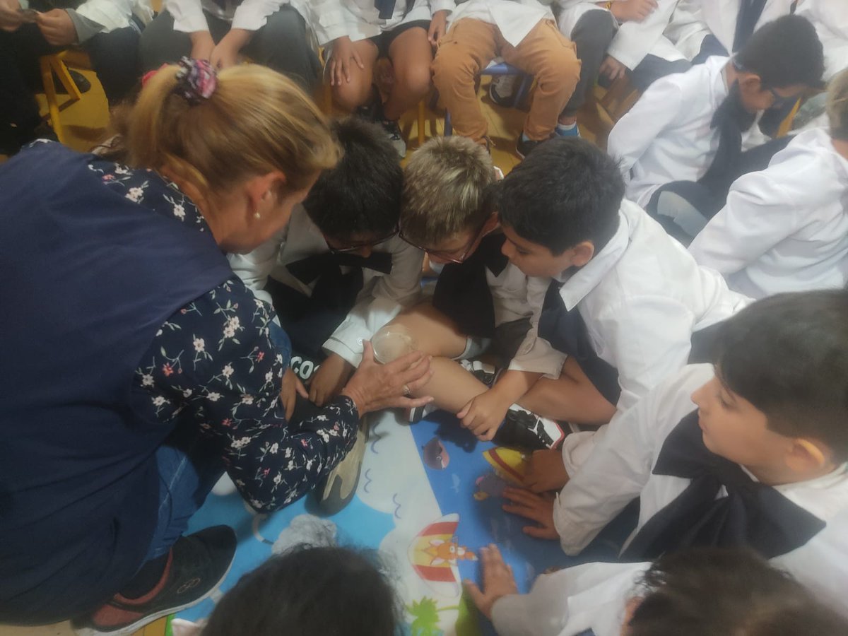 Un equipo de la DDS de Tacuarembó dio una charla a alumnos de una escuela barrial de la ciudad acerca de reconocimiento de larvas de Aedes Aegypti y sobre dengue.