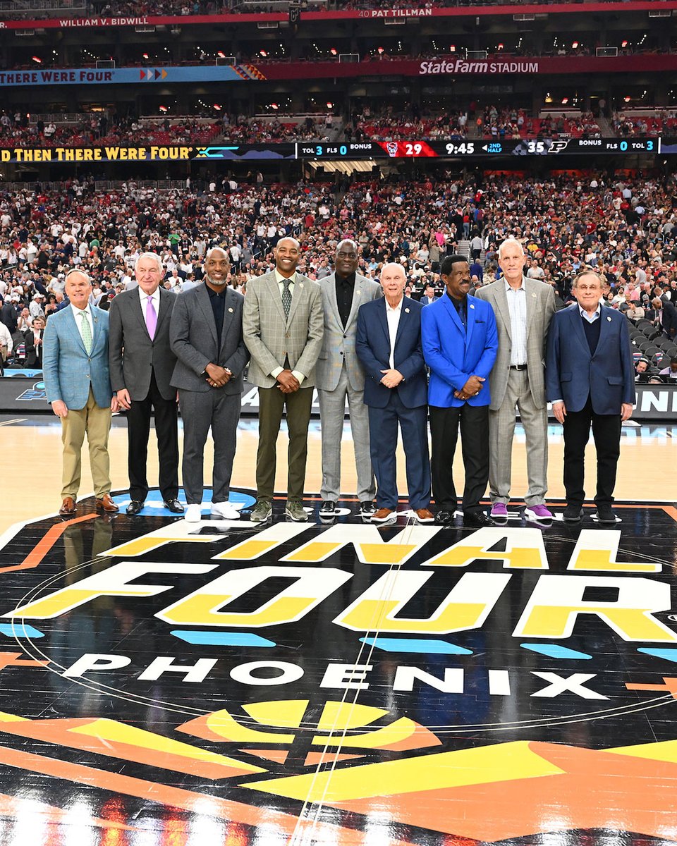 Herb Simon was honored at the Men's Final Four for his @Hoophall nod over the weekend 👏