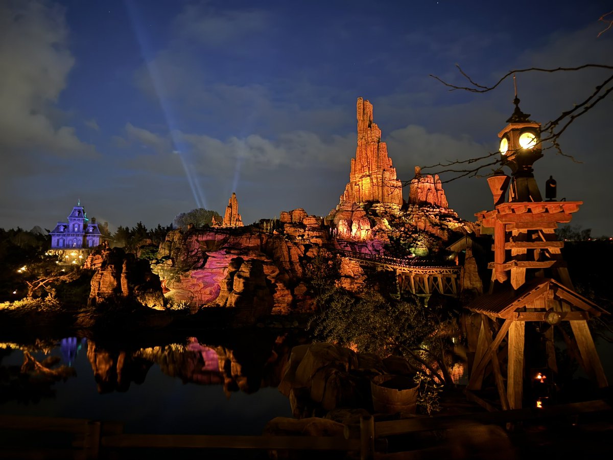 Disneyland Paris tonight 👀
