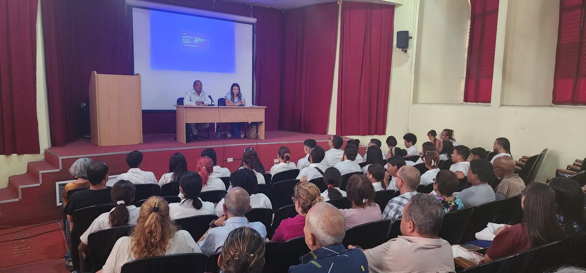 En la tarde de hoy tuvo lugar, en la Facultad de Ciencias Médicas 'Manuel Piti Fajardo', un encuentro sobre el impacto del bloqueo de EEUU 🆚 #Cuba🇨🇺. Participaron funcionarios de @CubaMINREX, estudiantes, profesores y trabajadores de la institución. #MejorSinBloqueo