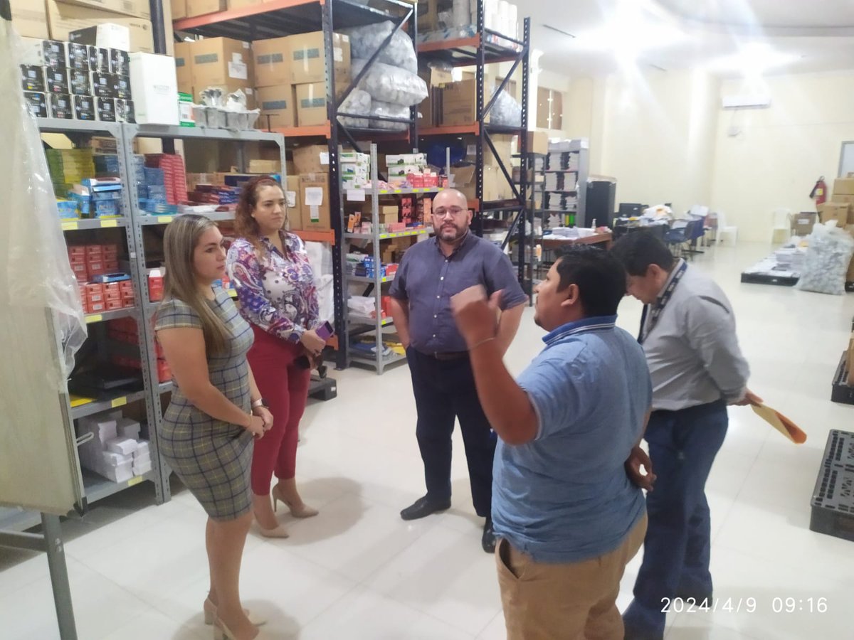 IESSStaElena's tweet photo. #IESSteInforma | Autoridades provinciales de @IESSStaelena visitaron el Centro de Especialidades La Libertad verificando stock de medicina e insumos médicos. https://t.co/sbzLGl59sZ