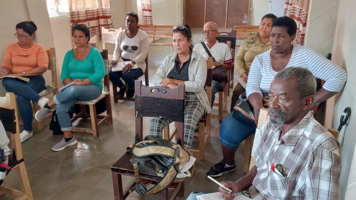 Delegados del Consejo Popular #PalacioNorte, en reunión del Consejo, analizan temas de vital importancia para el bienestar de nuestro pueblo. 
#PoderPopular #LosPalacios