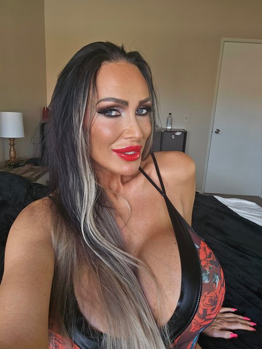 Red lips today 💋💋 https://t.co/SMtnboZJEN