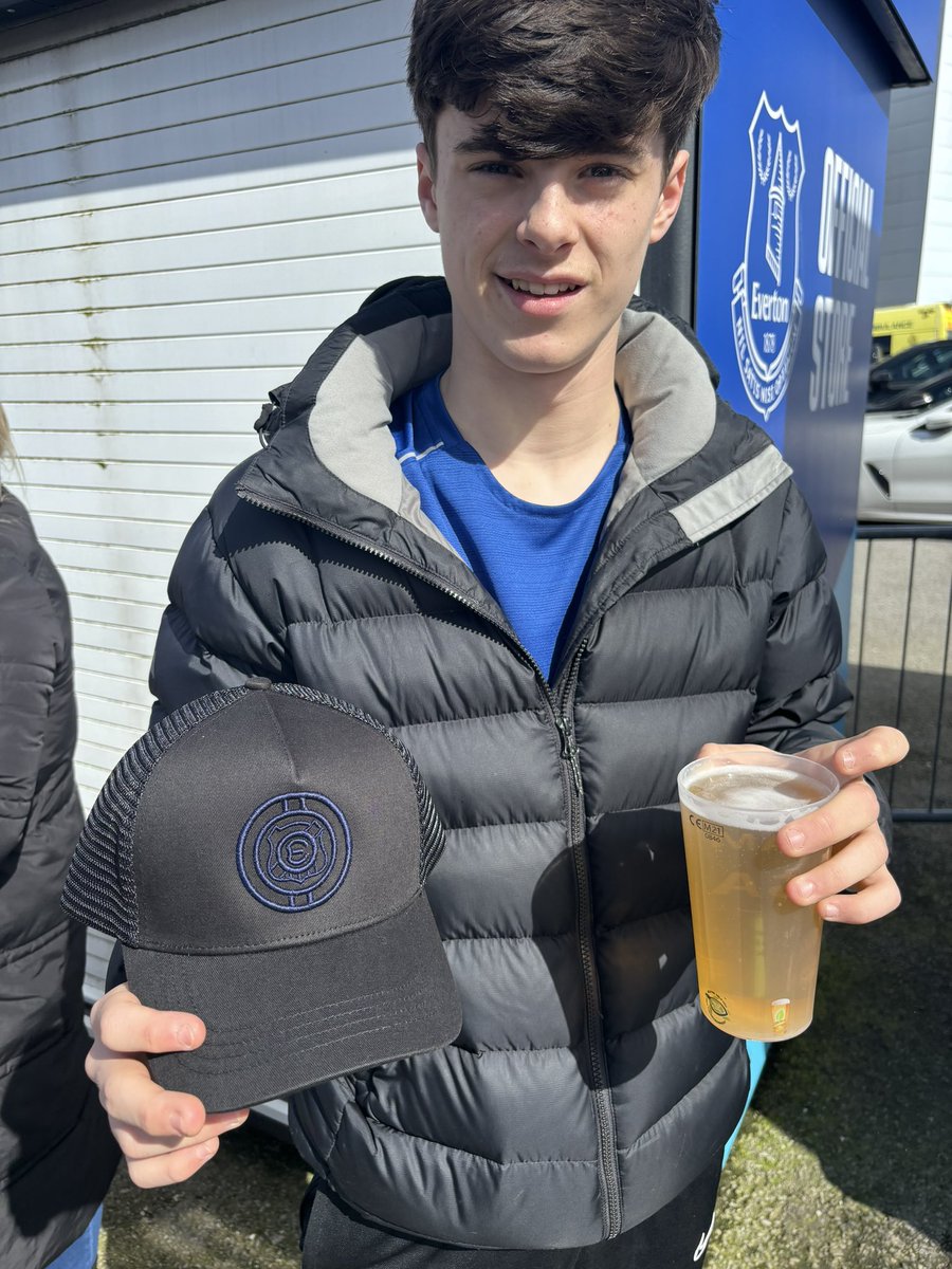 @RyalFlush My lad won a cap in the fanzone on sat 👍 (thats not his pint 🤣)