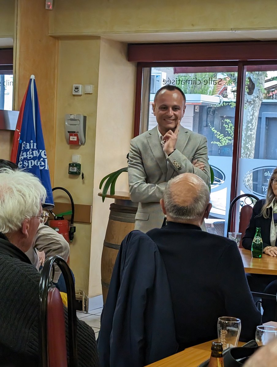 Ce soir aux Salins, nos élus autour de @JulienBony ont présenté les dossiers de l'actu clermontoise et répondu aux questions d'habitants. Une vision de réconciliation pr davantage de proximité et d'identité pour nos quartiers. ✅ Encore une fois à l'écoute, 'Parlons de Vous !'