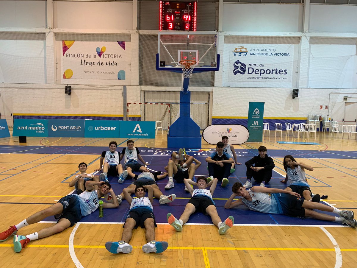 Final del primer partido de los juniors del FISIOMEDICA ACUOS CB CIMBIS frente a Unicaja, uno de los equipos que parten como favoritos del #CADEBAJM2024 .

Derrota por 61-94 en un partido jugado de tú a tú.

Mañana el siguiente a las 17.00 frente a Ciudad de Huelva.

Vamosss 💙