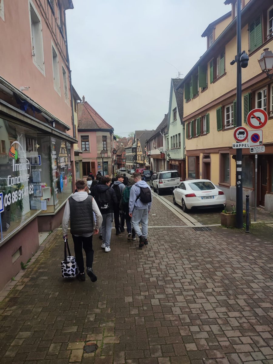 Une classe de 3eme est arrivée cette après midi dans le village de Bouxvillers. Après une visite de son musée, ils ont rejoint Strasbourg pour découvrir le musée juif. Un voyage autour du devoir de mémoire offert par @departement59 avec le @Shoah_Memorial