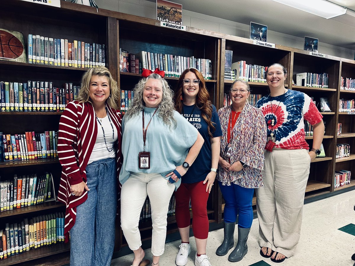 1SassyLibrarian's tweet photo. Today for School Library Month we celebrated our fREADom to Read by wearing red, white, and blue! @WataugaMiddle @MarnieFrog @shannonhouston #warriorsread #schoollibrarymonth #redwhiteandblue https://t.co/uZQz2VZjCP