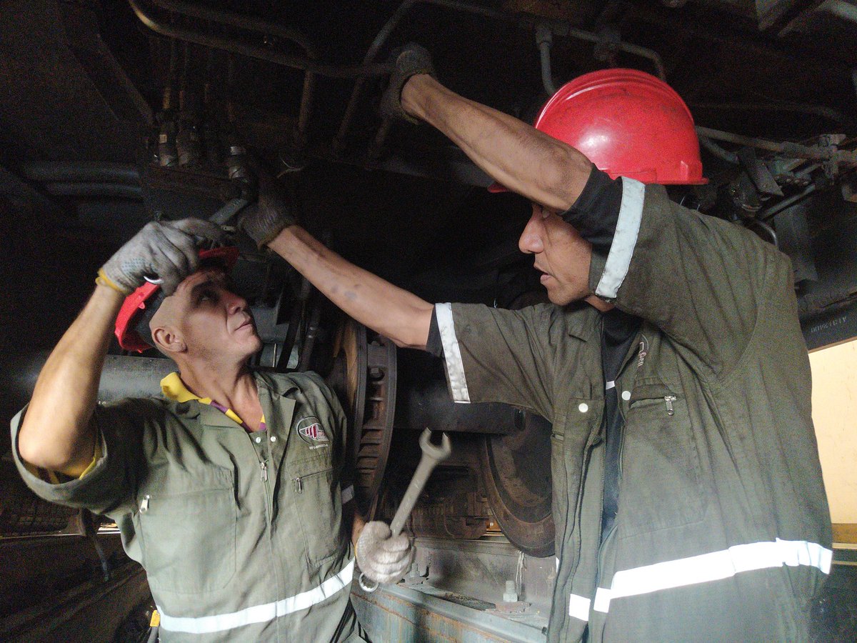 CAMETROVALENCIA's tweet photo. #09Abr ||Dando continuidad al mantenimiento oportuno del vagón 1007, equipo de #MaterialRodante ejecutó la conexión de mangueras neumáticas y conectores de sensores de seguridad🚇👷♂️ @NicolasMaduro @rvaraguayan @yolyemil #CaigaQuienCaiga https://t.co/9IPKyDwaVM