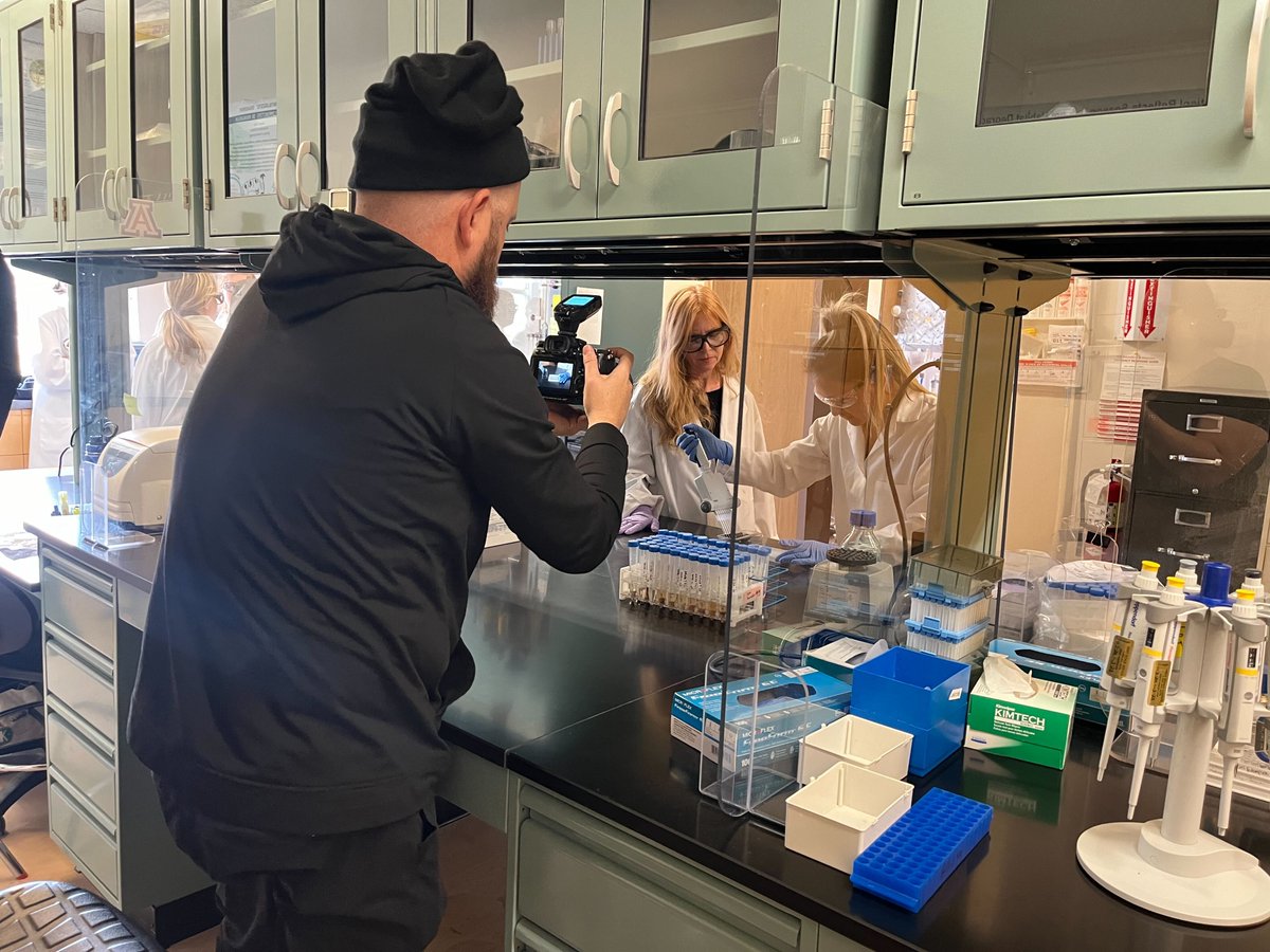 Thanks to @uarizona MarCom for a fun photoshoot with SBS undergrad & grad students involved in research! The photoshoot featured @StaceyTecot and interns in the Laboratory for the Evolutionary Endocrinology of Primates @leepuarizona in the School of Anthropology. #womeninSTEM
