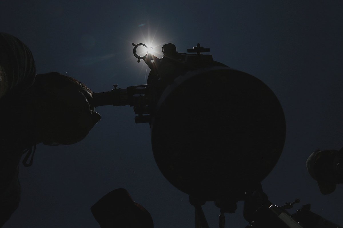 jos_sanm's tweet photo. Cerca de 3 mil personas se congregaron en la explanada de plaza Juárez en Pachuca, Hidalgo para observa el eclipse solar...#Pachuca #Hidalgo #eclipse #eclipsesolar #fotoinstagram #fotoperiodismo #photojournalism #canon6d https://t.co/bqSuJ2EIal