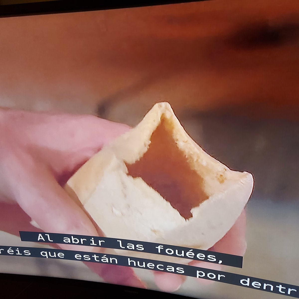 Las Recetas de Julie @la2_tve #Anjou Las 'fouées' (mismo origen q la palabra 'foccaccia' o 'hogaza'). Una galleta salada abombada y hueca q recuerda tanto la pita como el airbag bulliniano. Julie nos sigue mostrando una gastronomía ya desaparecida en 🇫🇷 rtve.es/play/videos/la…