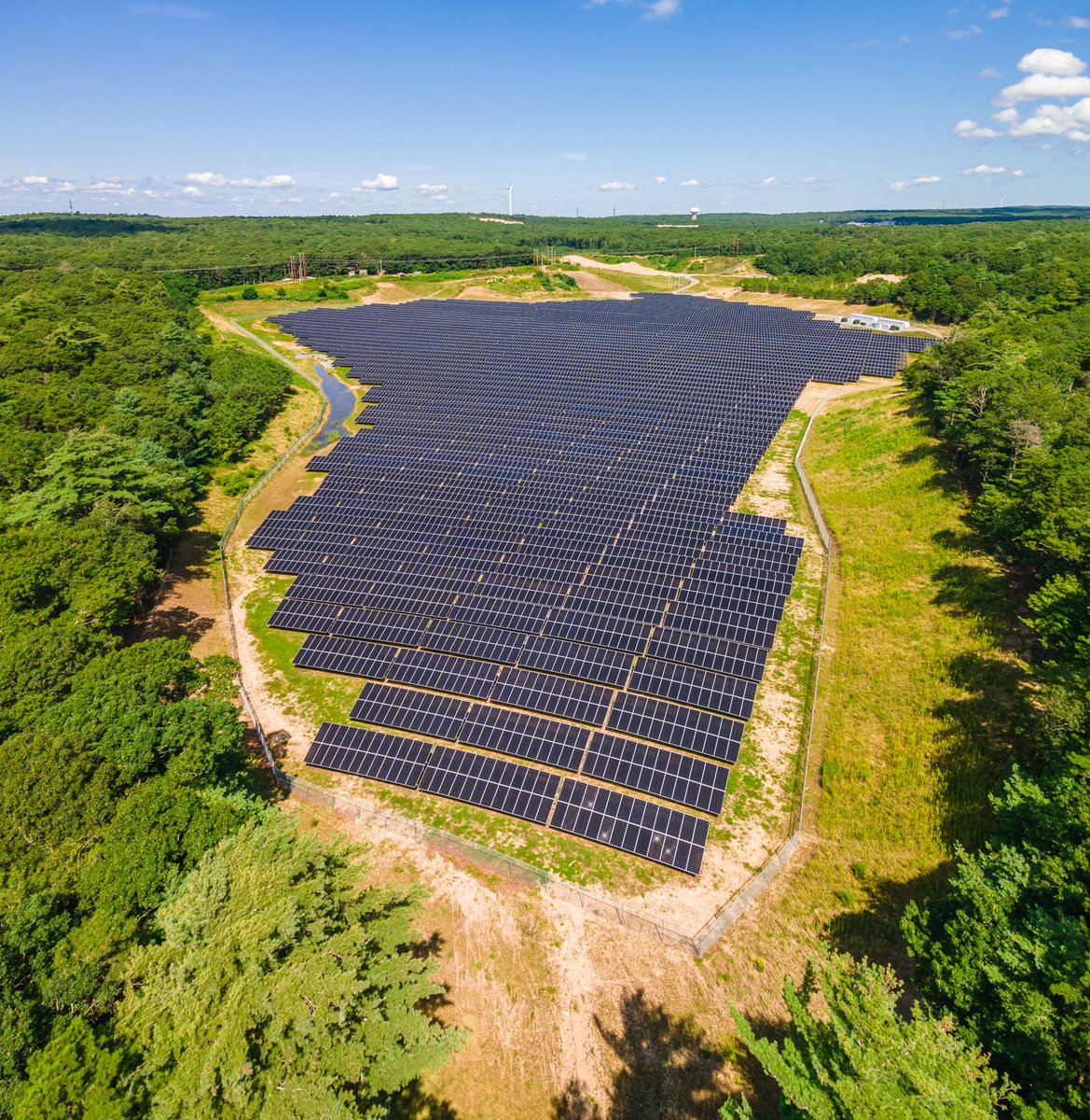 📍 Blacksmith Road Solar, Falmouth, MA More than 17,000 solar modules generating 7 megawatts of #cleanenergy! ☀️