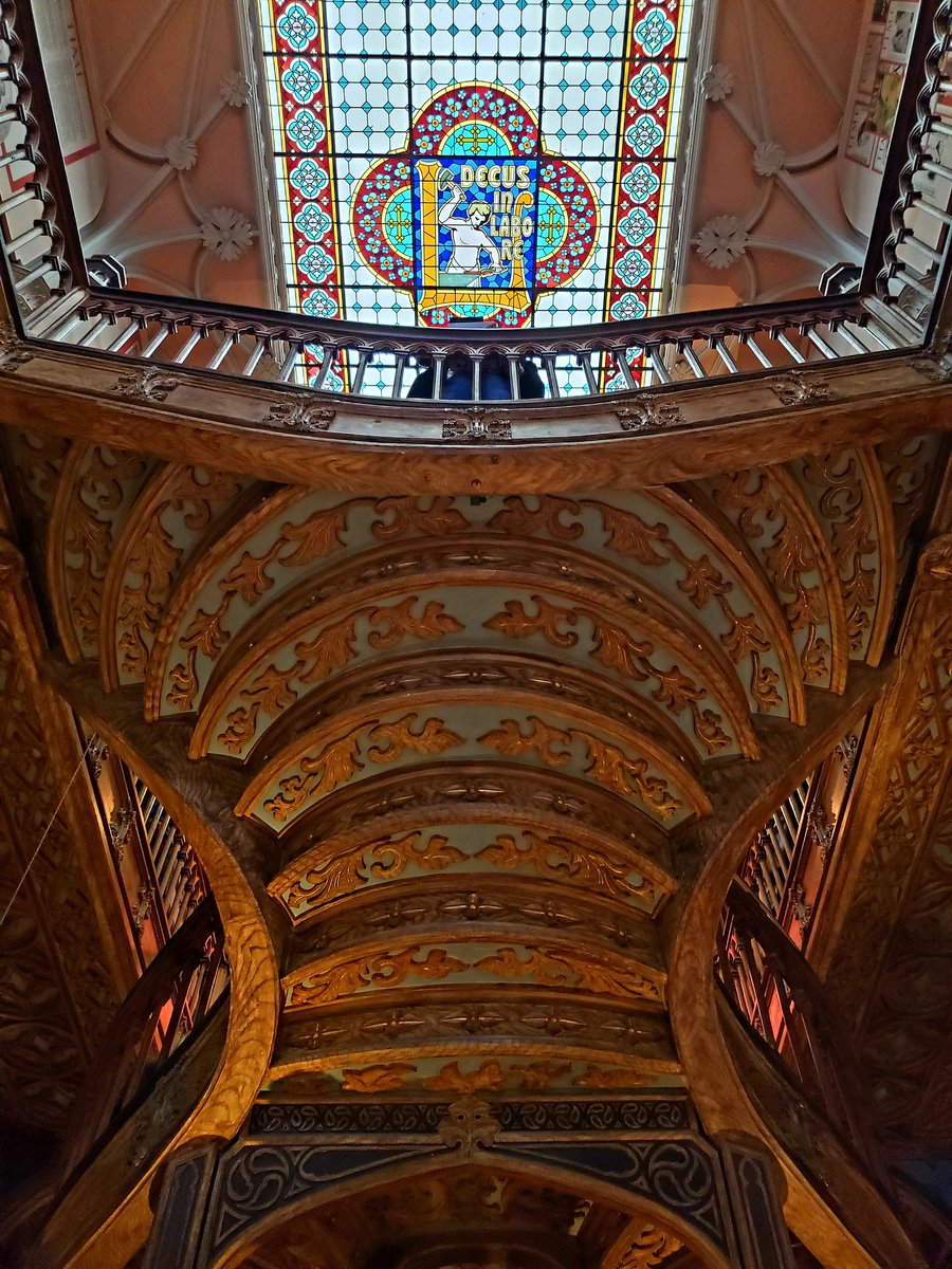 The book nerd that is in me has finally visited the Livraria Lello in Porto, one of the top #bookstores in the world. The building and its gorgeous interior mix #Neogothic elements with bits of #artnouveau and #artdeco for a spectacular result 🏰📚
📷 mine
#books #culture #travel