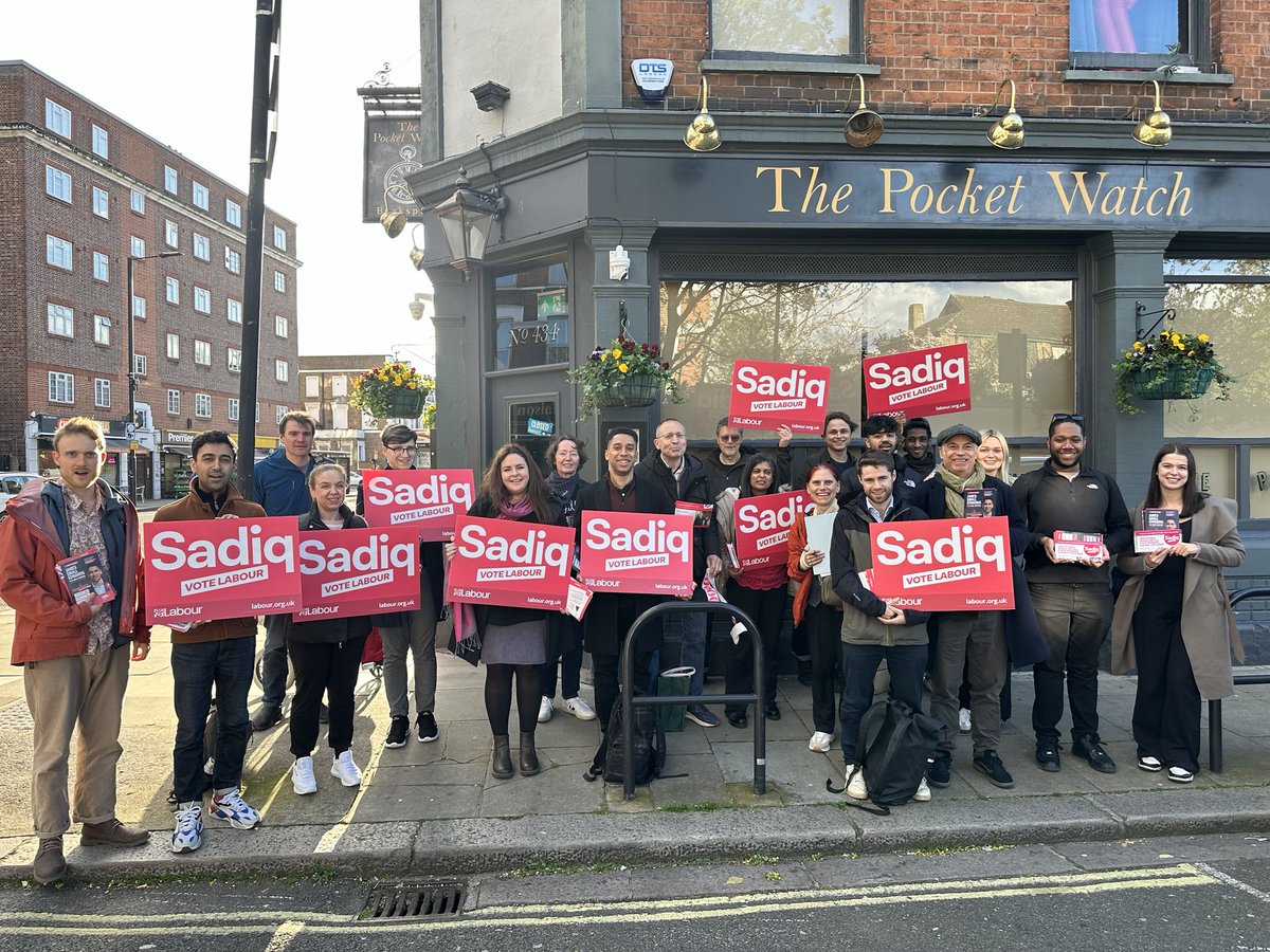 Lots of love on the doorstep for ⁦@SadiqKhan⁩, ⁦@JSmallEdwards⁩ and ⁦@hammersmithandy⁩ in Wormholt. Great to be joined by such a large team!